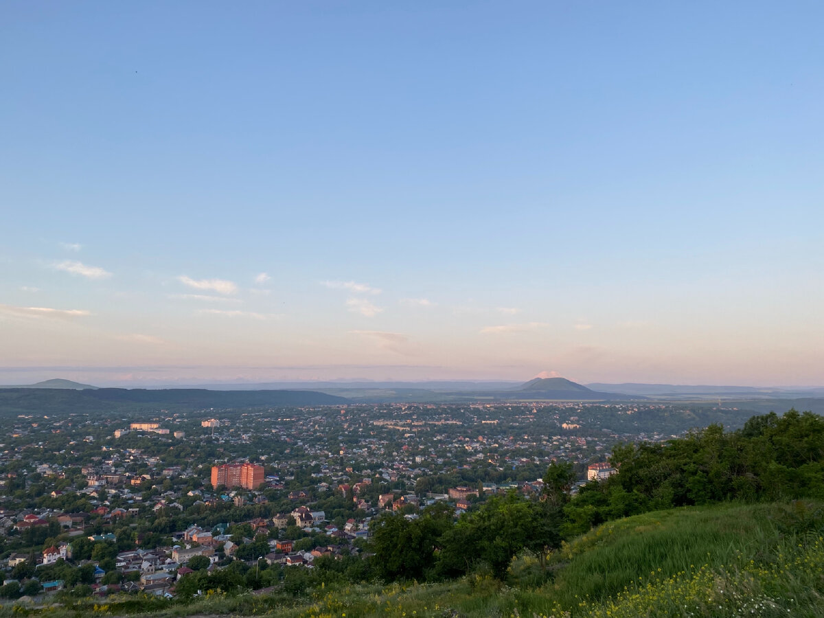 Вид на Пятигорск и Эльбрус