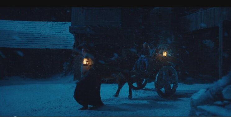 С первых же кадров... Это не телега, это арба, предназначенная для коротких поездок в южных странах. У Хиссрих зимой три человека едут в легкой арбе, без зимней одежды, продуктов, багажа... Смертники, как есть.