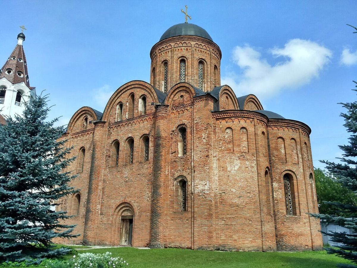 Храм Петра и Павла, был построен в XII веке