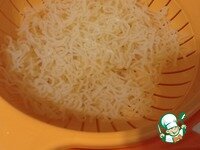     Спагетти (ширатаки)заливаем проточной водой на пару минут, затем промываем.