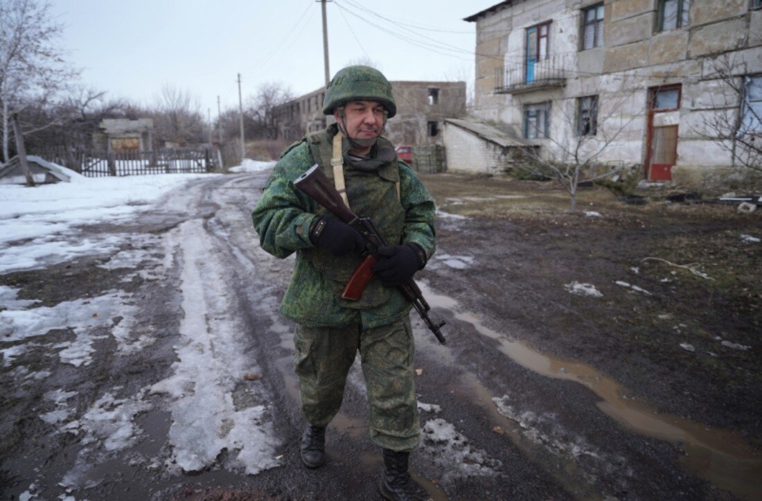 Военнослужащий ЛНР в поселке Молодежный, находящемся на линии боевого соприкосновения в Луганской области.  © 2022 МИА РОССИЯ СЕГОДНЯ