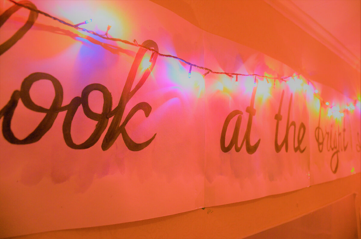 Фото автора (Перевод надписи - посмотрите на светлую сторону)