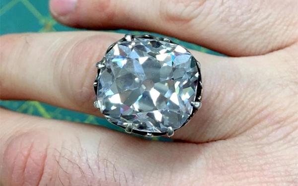 Кольцо с крупным бриллиантом. Фото взято из fb.ru