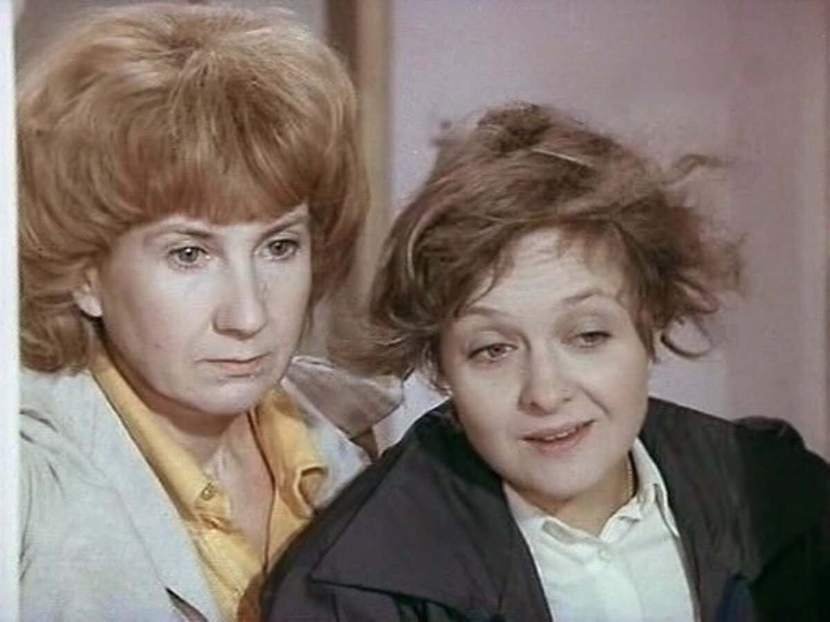 Иллария Павловна и ее сестра Таисия из фильма "Почти смешная история" обе работают на дому filmpro.ru