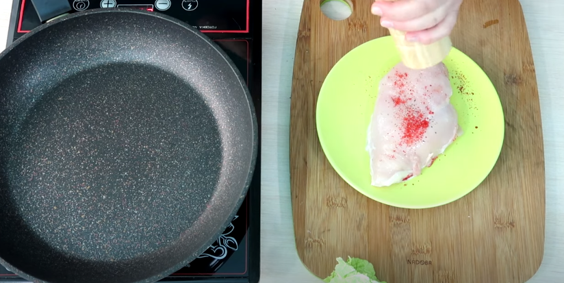 Добавляем паприку и черный молотый перец