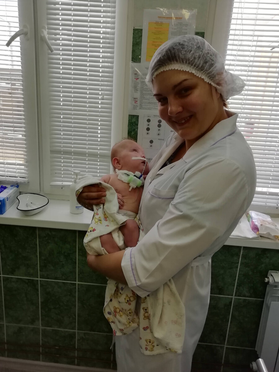 первый раз держу дочь на руках. Вике 9 месяцев