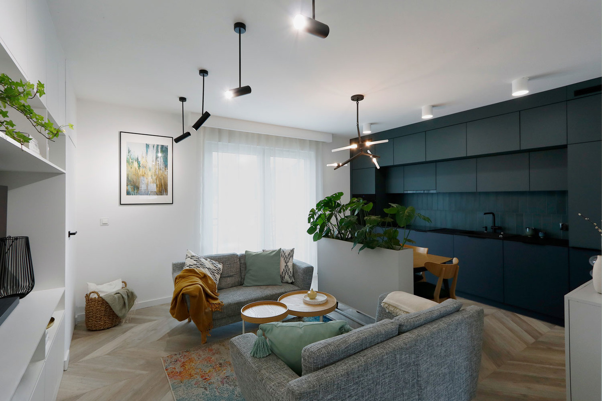 Синий цвет и элегантная композиция в монохромных тонах дизайна кухни