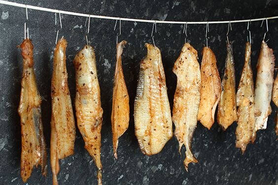 Сегодня редко кто вялит рыбу вручную, большинство производителей делают это в специальных камерах при помощи автоматики