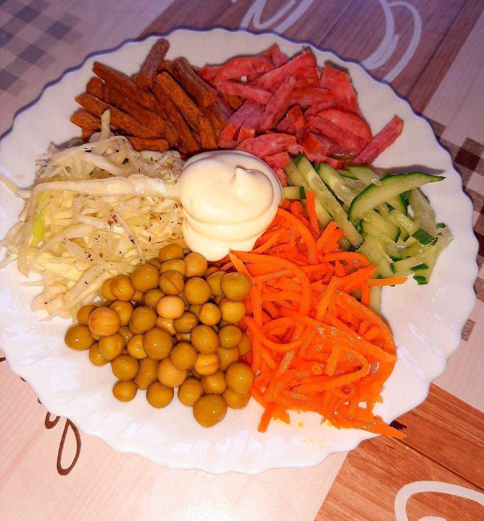 Кучками салаты фото. Салаты кучками на плоском блюде. Салат радуга кукуруза кириешки. Салат горками на блюде. Салат кучками чафан.