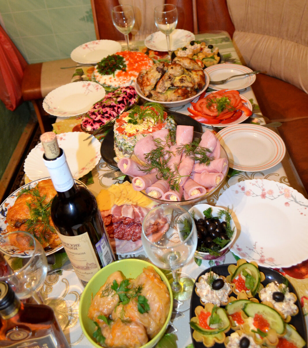 Накрытый домашний стол