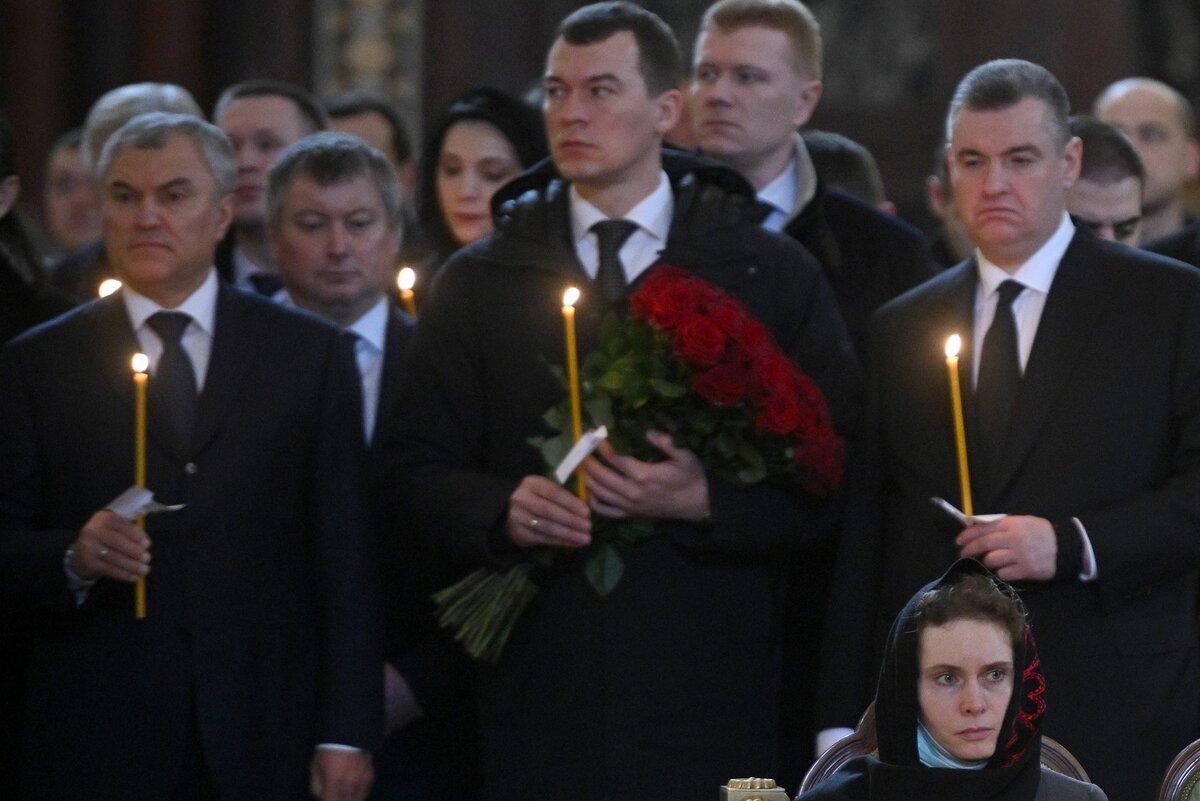 На церемонии отпевания люди, еще недавно уверявшие общественность в скором выздоровлении.