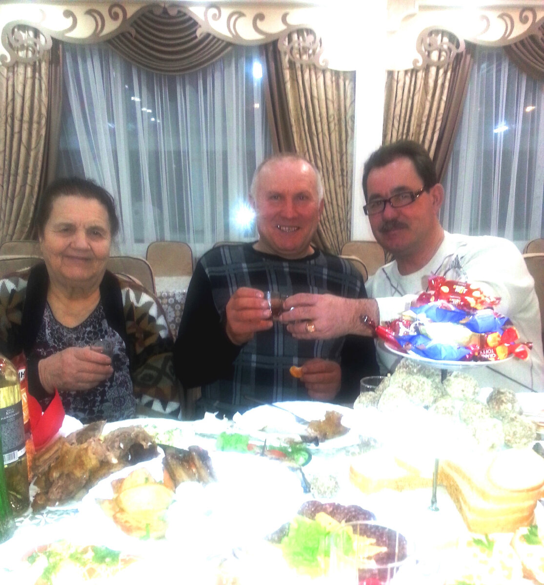 Мамочка, двоюродный брат и мой муж на юбилее брата