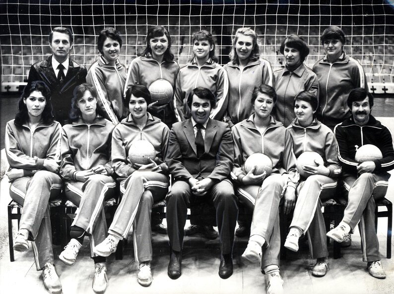 Волейболистки сборной команды «Уралочка» с тренерами. 1981 год. Из фондов Свердловского областного краеведческого музея.