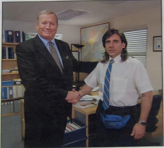 Пожалуй, единственное, с чем не стоит носить такую сумку, — строгий деловой костюм. А то будешь выглядеть так же нелепо, как Майкл Скотт из сериала «Офис».