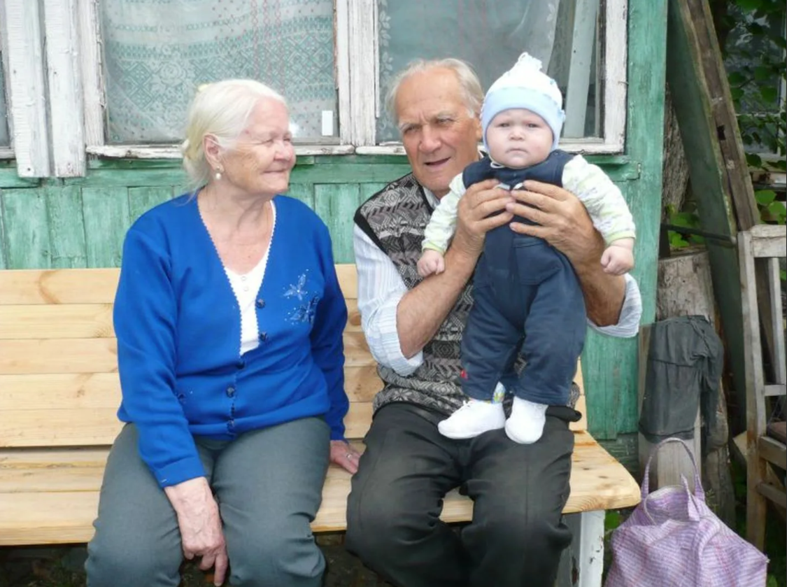 Есть ли бабушка. Бабушка и дедушка Россия. Деревенские старики и дети. Старенькие бабушки и дедушки. Бабушка и дедушка с внуком в деревне.