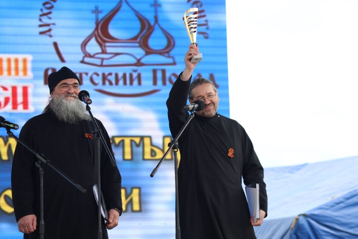 Участниками фестиваля стали профессиональные и самодеятельные коллективы Сербии, Грузии, Армении, Украины, Республики Беларусь, Чеченской Республики, Республики Северная Осетия-Алания, Республики Коми, Ростовской, Брянской, Тульской, Калужской, Воронежской, Смоленской областей, Москвы и Санкт-Петербурга, в том числе коллективы Орловской области и многие другие представители регионов России. 
По благословению митрополита Казанского и Татарстанского Кирилла в фестивале участвовал квартет Раифского монастыря «Притча». 15 мая после Божественной литургии в храме Сретения Господня хоровой коллектив из Раифы на территории православного центра исполнил церковные песнопения и русские народные песни в аранжировке руководителя коллектива диакона Сергия Уренцева.

«Хотелось бы поблагодарить за высочайший уровень организации самого фестиваля и отношение к артистам. Большое спасибо организаторам за их профессионализм и внимание. Незабываемый теплый прием зрителей надолго останется в памяти!» – поделились участники монастырского квартета.