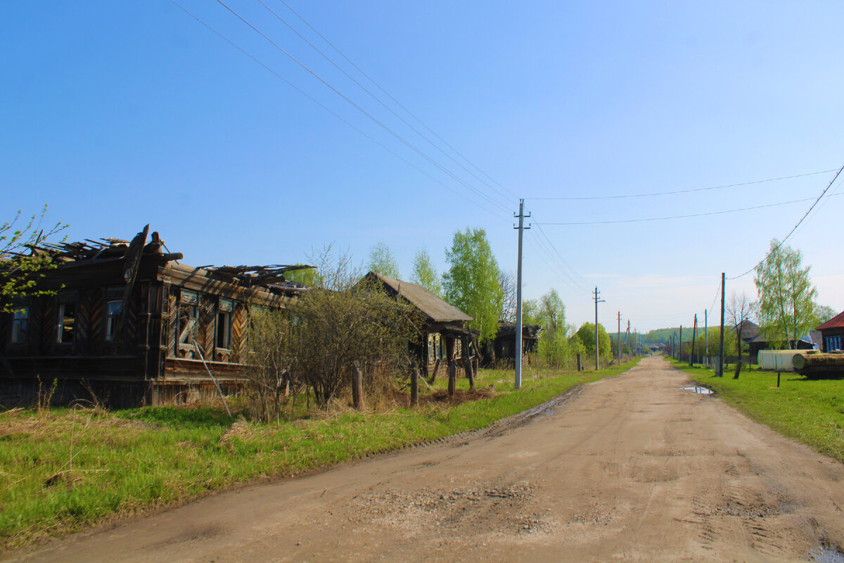 Большое село в Нижегородской области Носовая, в котором заброшены целые  улицы вместе с домами, а люди уже полы пилят на дрова | Под зонтиком | Дзен