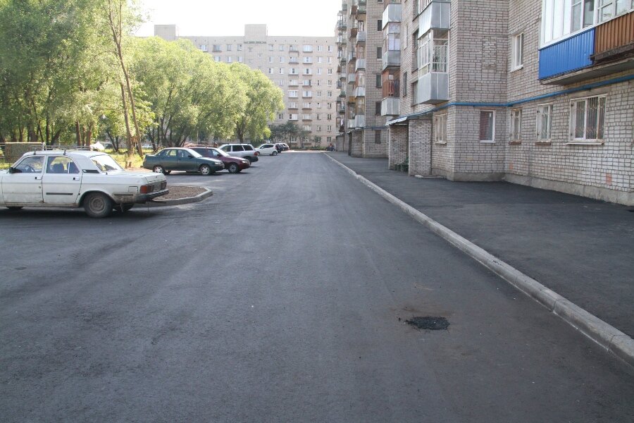 Придомовая дорога многоквартирного дома. Дорога во дворе. Асфальт во дворе. Асфальт двор МКД. Дорога во дворе многоквартирного дома.