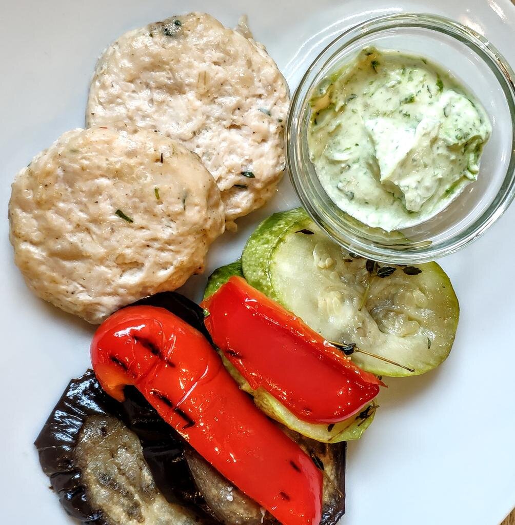 Идеальный обед в "банный день" - овощи гриль, паровые котлеты, легкий соус: йогурт-зелень-чеснок. 