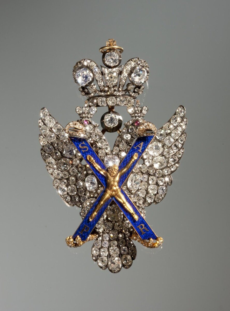 Около 1800 г. Золото, серебро, алмазы-розы, бриллианты, рубины, эмаль; чеканка, полировка, роспись. 8.7х5.5 см