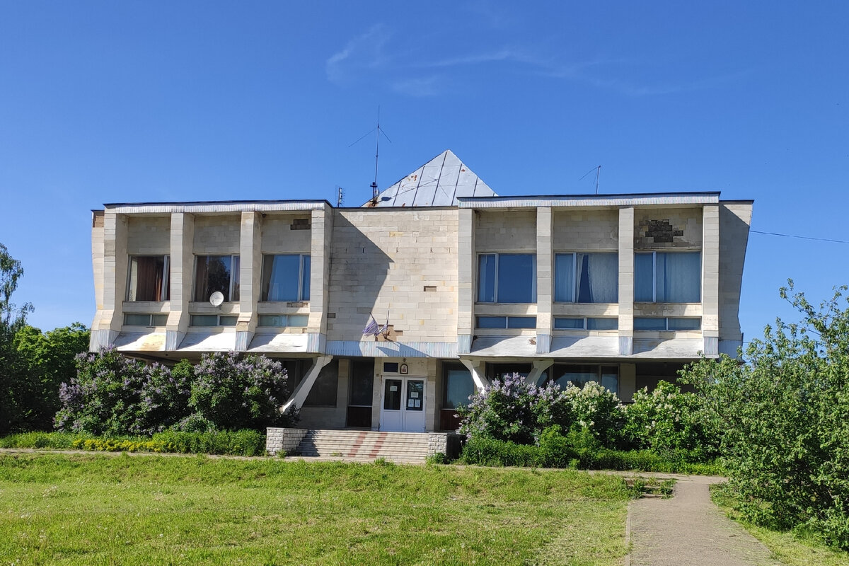 Видимо здание правления совхоза в прошлом. Сейчас контора ОАО "АПК "Космодемьянский"