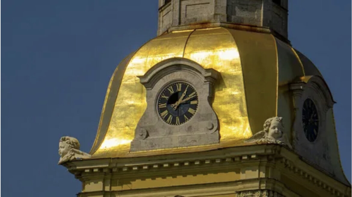 Часы в храме. Куранты Петропавловского собора в Санкт-Петербурге. Петропавловский собор куранты. Куранты на Петропавловском соборе. Часы куранты Петропавловского собора в Санкт-Петербурге.