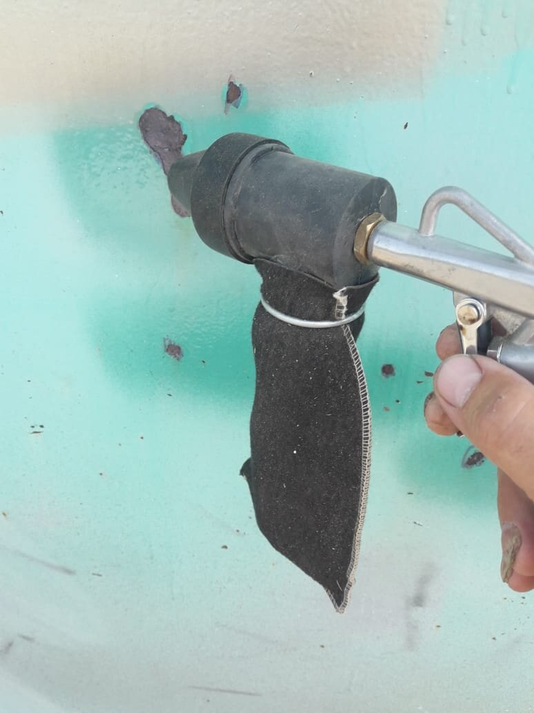 Фото  сделано через год  после обработки  пескоструйным  аппаратом   и  покрыто лаком.