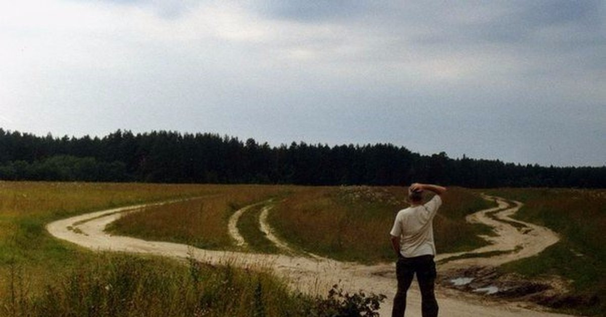 На перекрестке трех дорог песни. Человек на распутье. Три дороги. Распутье дорог. Перекресток трех дорог.