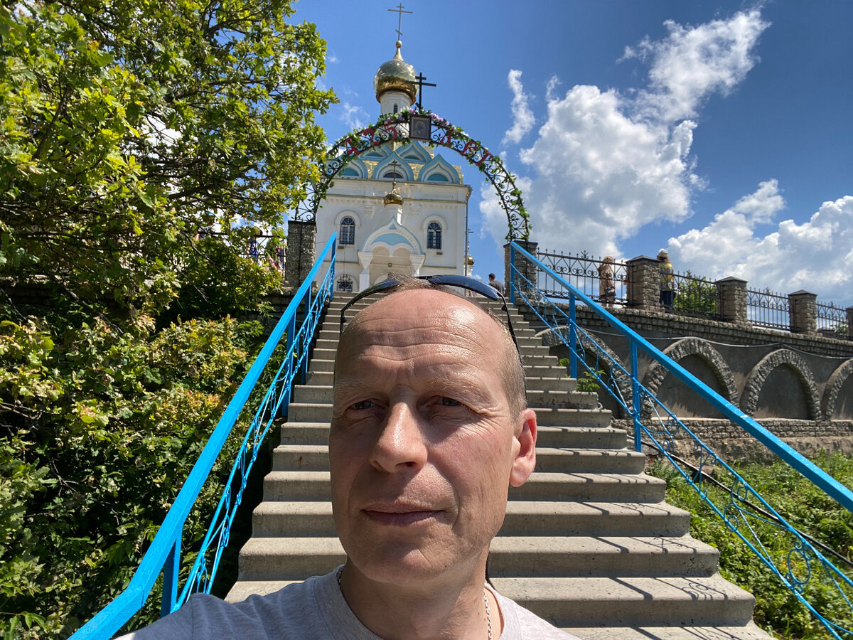 Павел Бочкарев на лестнице, ведущей в храм