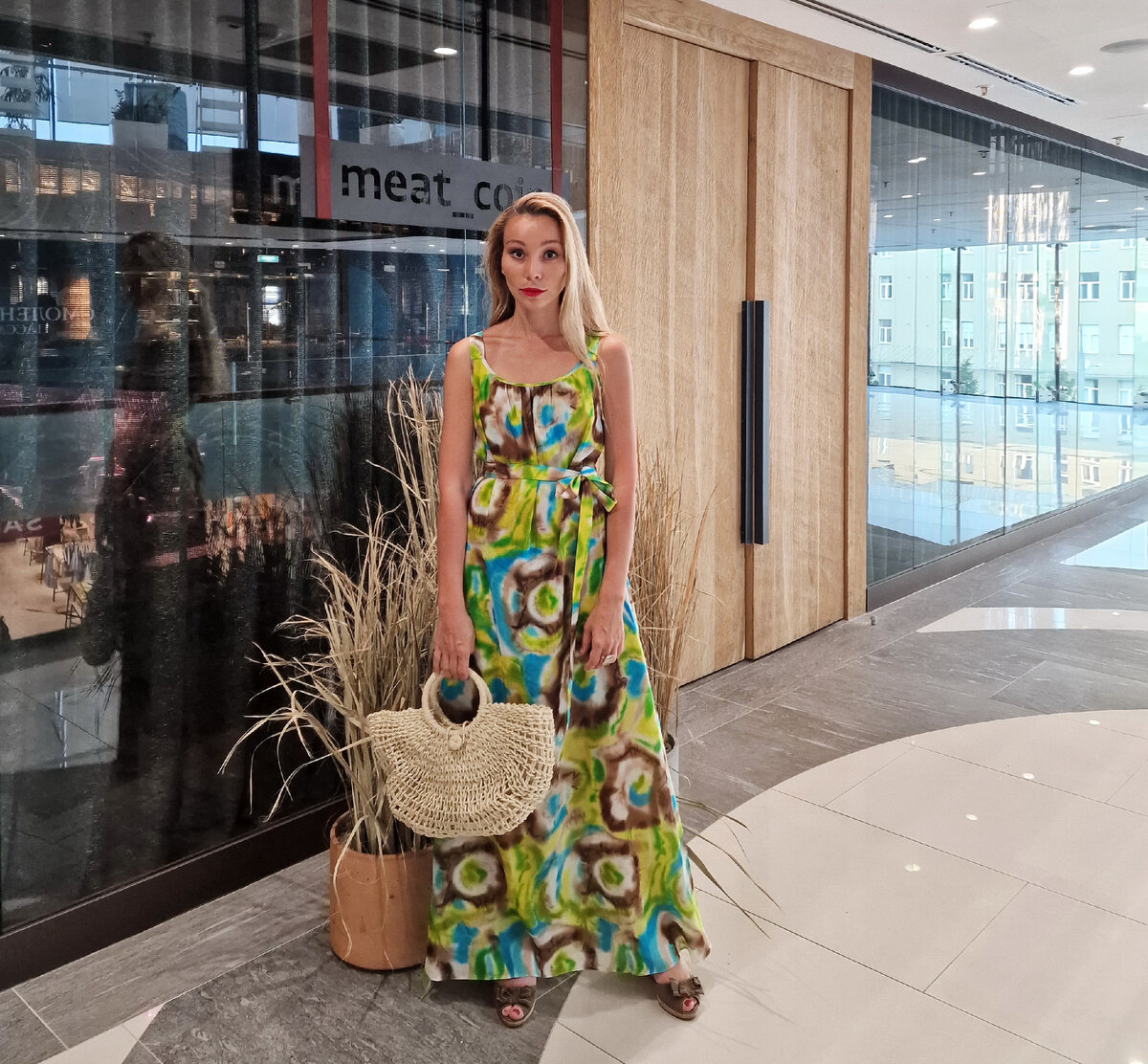 Вход из торгового центра