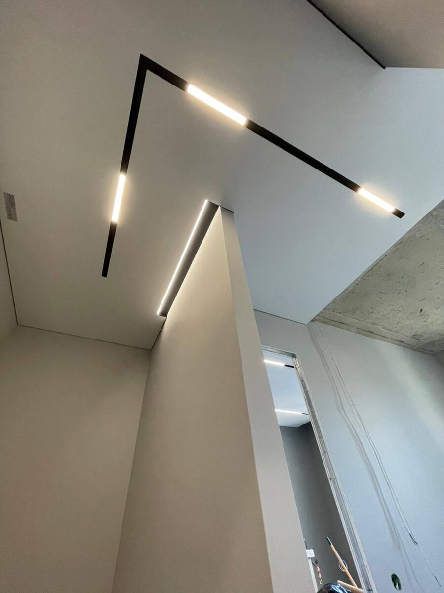 Под вешалку монтировали нишу из черного профиля SLOTT 40 со светодиодной подсветкой.