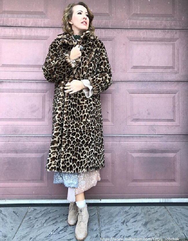 Ксения высматривает жертву. Объект насмешки или страсти? 