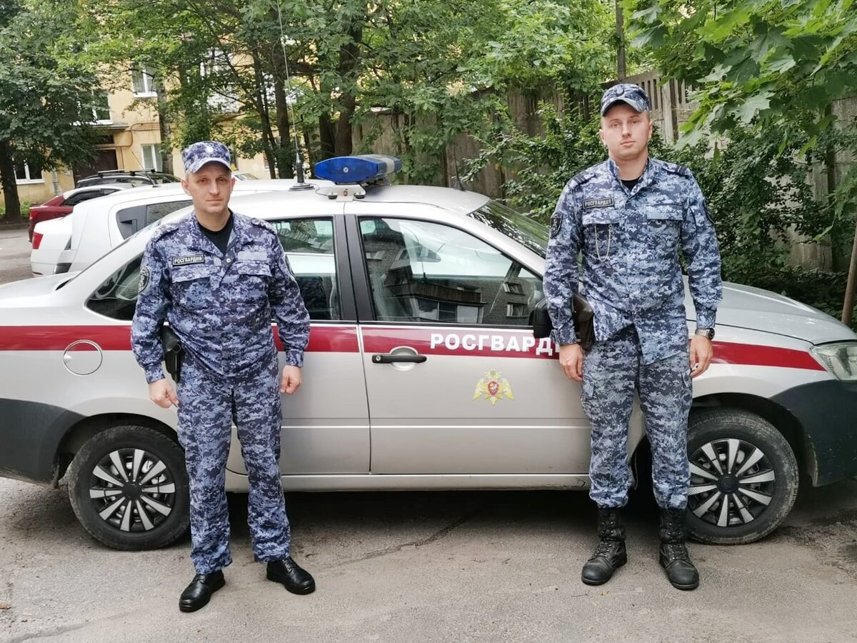 Росгвардия возле машины