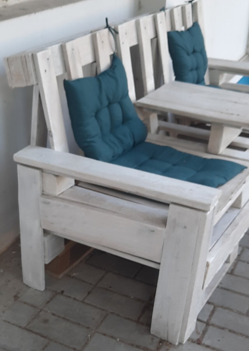 Диван со столиком ( вид сбоку ) .Фото 2