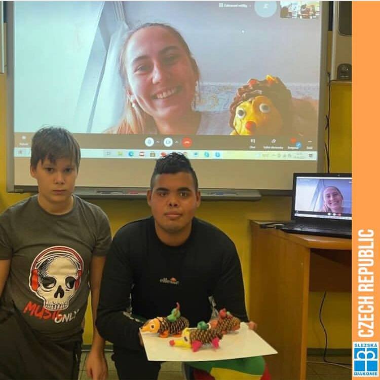 С сентября по январь проводила уроки для ребят онлайн.