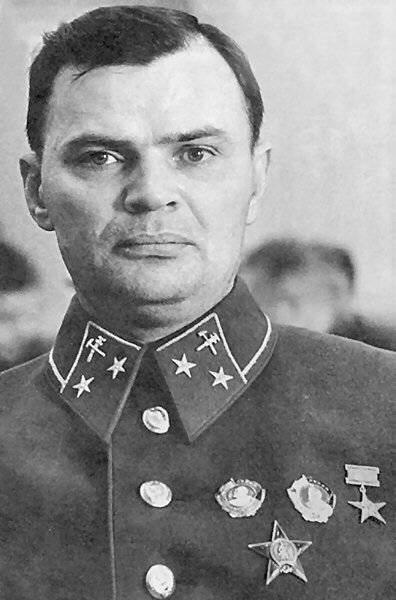 Василий Гаврилович Грабин (1899/1900 — 1980) — советский конструктор и организатор производства артиллерийского вооружения Великой Отечественной войны. Герой Социалистического Труда, генерал-полковник технических войск (1945), лауреат четырёх Сталинских премий (1941, 1943, 1946, 1950), действительный член Академии артиллерийских наук - Википедия