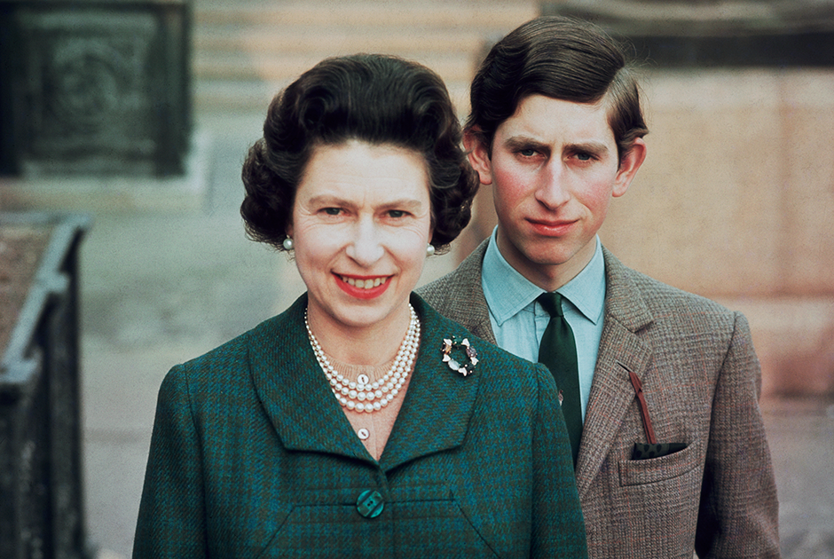 Королева Елизавета с принцем Чарльзом, 1969 год/ © Hulton-Deutsch Collection, Corbis via Getty Images