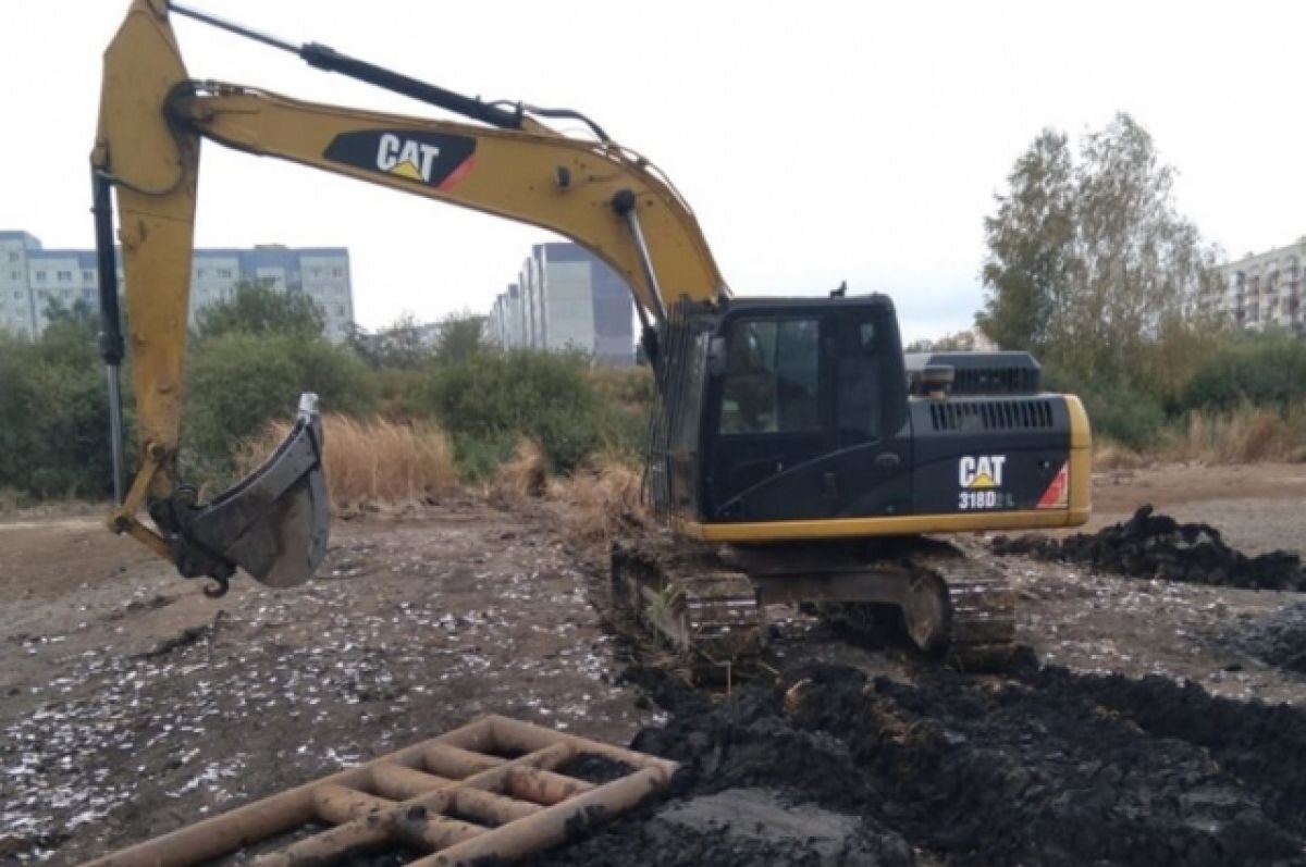    В Пензе пруд у больницы №6 начали расчищать экскаватором