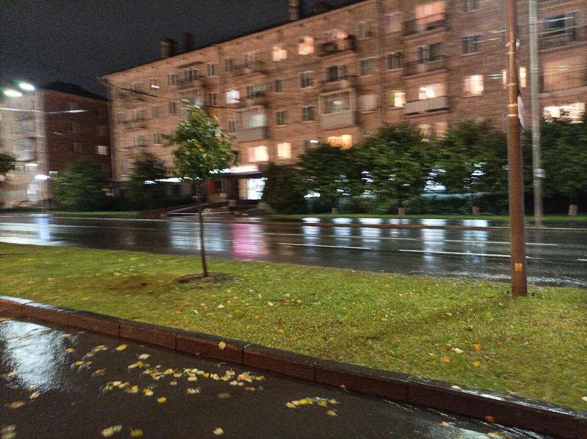 Это я уже на работу приехала, ветер зонт из рук вырывает