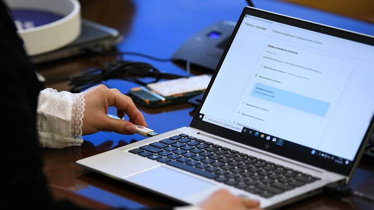    Во время демонстрации процедуры создания и разделения ключа для дистанционного электронного голосования (ДЭГ) в Центральной избирательной комиссии РФ в Москве© РИА Новости / Максим Блинов