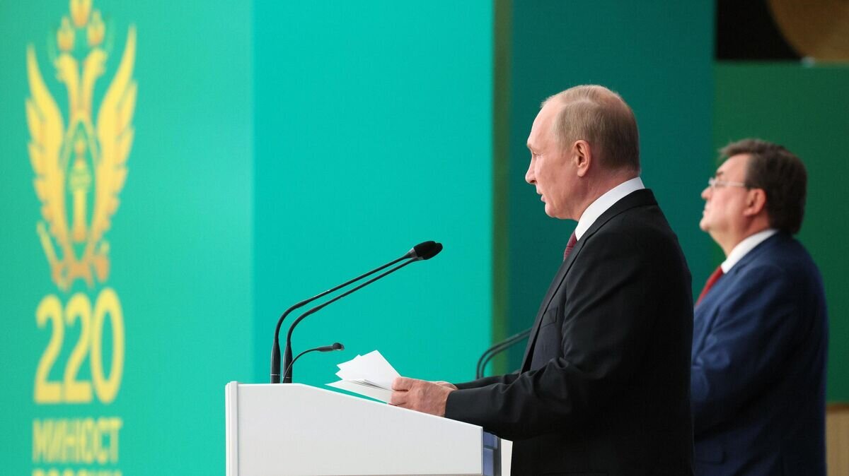    Президент РФ Владимир Путин выступает на торжественном собрании, посвященном 220-летию со дня образования Министерства юстиции России© РИА Новости / POOL
