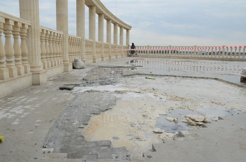     Плитку уже нужно менять. Геннадий БИСЕНОВ