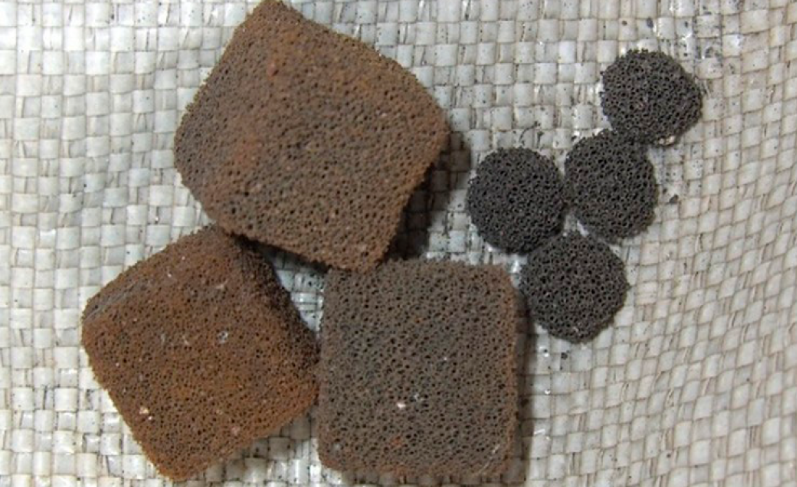 Вспененный носитель: исходный материал (слева) и истертый материал (справа)