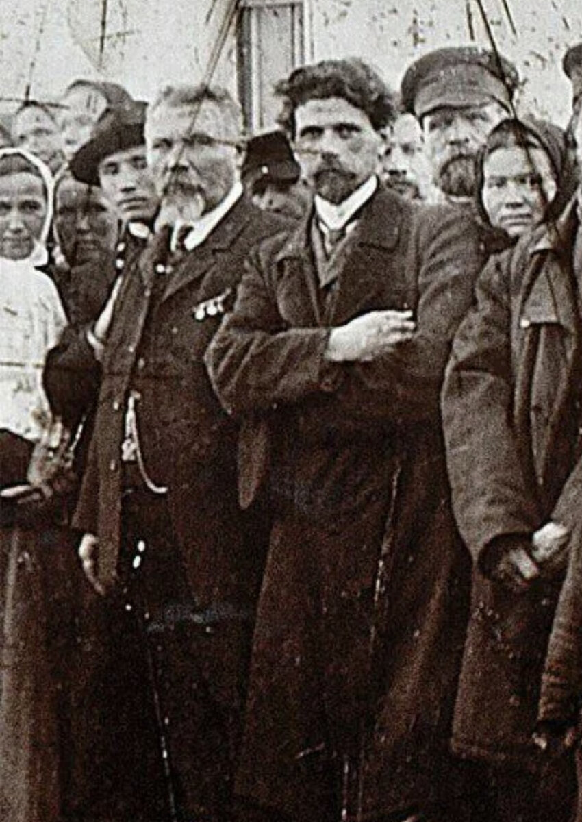 Иван Иванович Поляшов - мужчина с седой бородой слева 