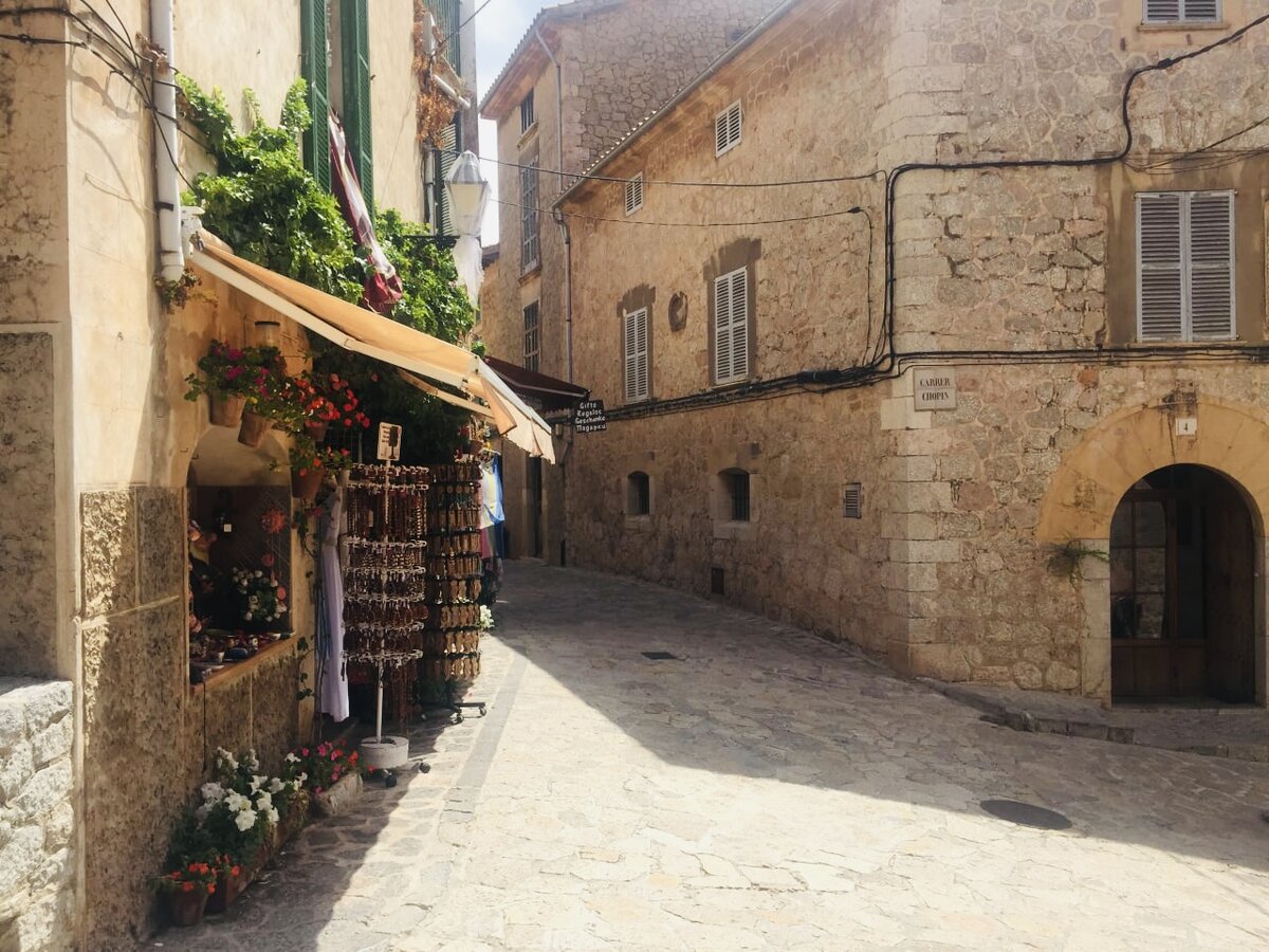 Испания, Майорка. Здесь находится небольшая деревушка Вальдемоса, в которую каждый год приезжают тысячи туристов