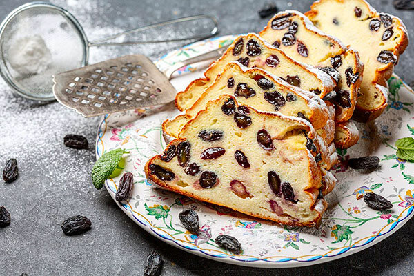 Творожная запеканка с изюмом.