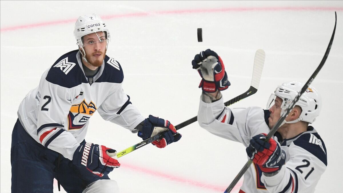    Игроки "Металлурга" Григорий Дронов (слева) и Андрей Нестрашил© РИА Новости / Рамиль Ситдиков