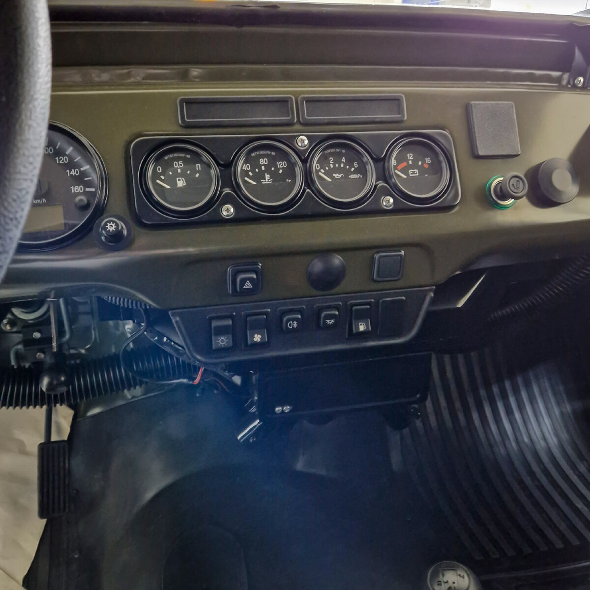 Очень скрепная и духовная центральная часть торпедо держится на православных крестах, изображённых на головках саморезов.