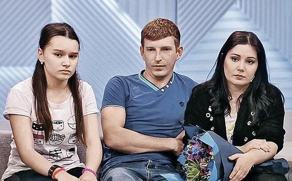    Валя Исаева с новым возлюбленным и дочерью. Стоп-кадр из ток-шоу.