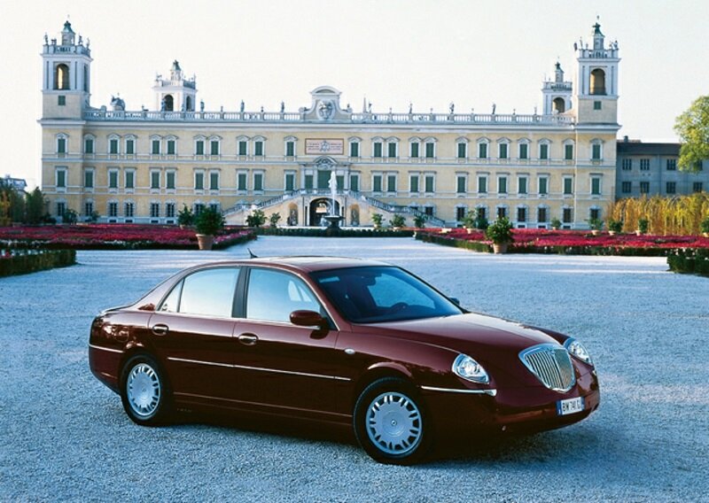 По другую сторону Альп находится президент Серджио Маттарелла. Он сыграл почетную роль в итальянской истории, но здесь он в центре внимания потому, что предпочитает не Maserati Quattroporte, а Lancia Thesis. И, откровенно говоря, мы аплодируем выбору малоизвестного автомобиля в стиле барокко. Прежде всего, это прекрасная дань уважения легендарному бренду, который находится на грани исчезновения.